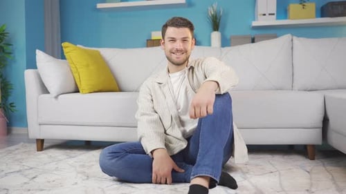 L'homme qui regarde autour de lui se tourne vers la caméra qui s'approche de lui et sourit.