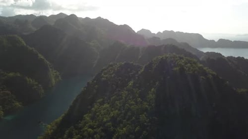 Bergblick auf den Kayangan-See mit Sonnenstrahlen in Coron, Palawan (Philippinen).