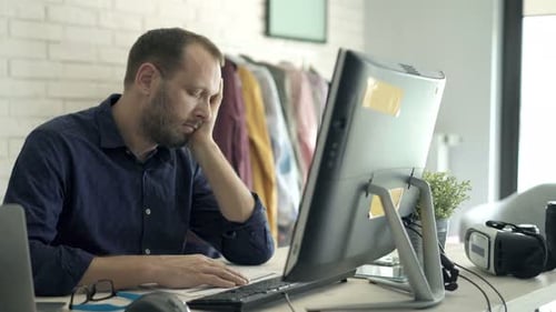 Un homme surmené s'endort au bureau