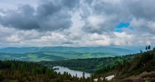 Timelapse de Mountain Lake no verão ou no outono, natureza selvagem e movimento de nuvens em campos rurais