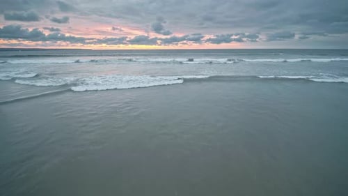 Wellen im Meer bei Sonnenuntergang, Luftbild