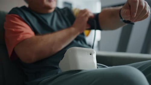 Blutdruckkontrolle zu Hause Zustand älterer Mann mit Bluthochdruck Blutdruckmessung