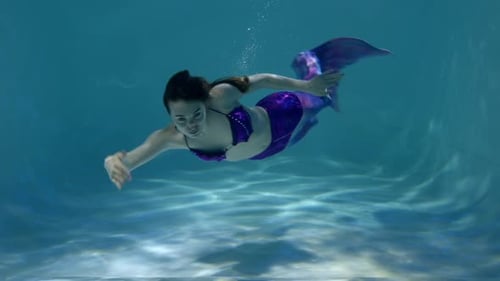 Porträt einer anmutigen, bezaubernden Meerjungfrau, die unter Wasser schwimmt