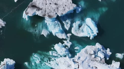 Luftaufnahme der großen Eisstücke vom Gletscher, den Eisinseln, dem Gletscher und den Bergen Jokulsarlon