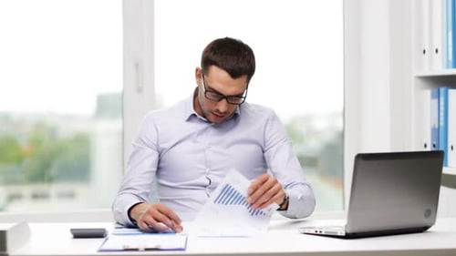 Geschäfts-, Personal-, Papierkram- und Technologiekonzept - Vielbeschäftigter Geschäftsmann mit Laptop-Computer,