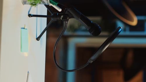 Microphone Vidéo Professionnel Vertical sur Table de Studio