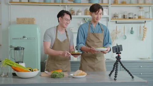 Jeunes blogueurs, deux amis proches, préparant des repas