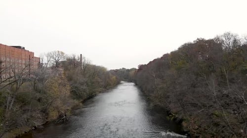 deslizándose por el río Chippewa en Eau Clare, Wisconsin, con un antiguo edificio de piedra