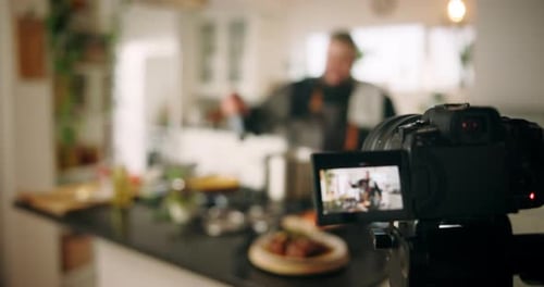 Cámara, cocina y hombre en la cocina con comida, cena o receta en línea con creación de contenido