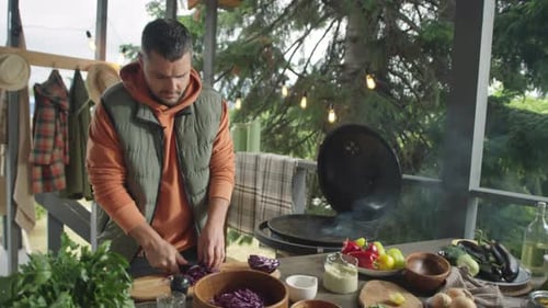 Blogger kocht und spricht vor der Kamera auf der Grillterrasse