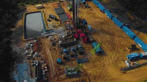 Luftaufnahme der schweren Industriebohranlage und des Infrastrukturstandorts