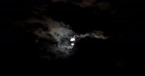 Über den Nachthimmel bewegt sich der Mond