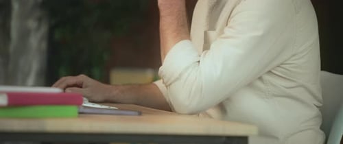 Kamera bewegt sich in der Nähe von Hands Man benutzt Desktop-Computer, der auf der Tastatur in der Bürokamera tippt