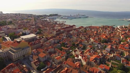 A beautiful view of the city and ships.