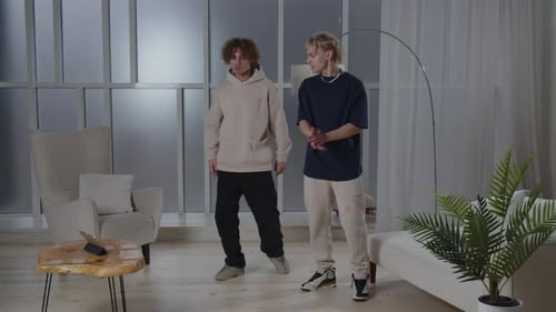 Dos niños haciendo un Vídeo de baile para creadores de contenido populares de Internet bailando en el estudio en Sync Twin