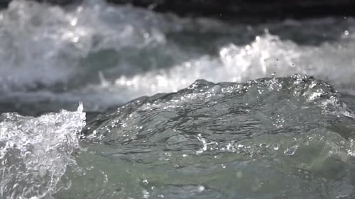 Wasser, Plätschernder Bach im tosenden Fluss, Nahaufnahme