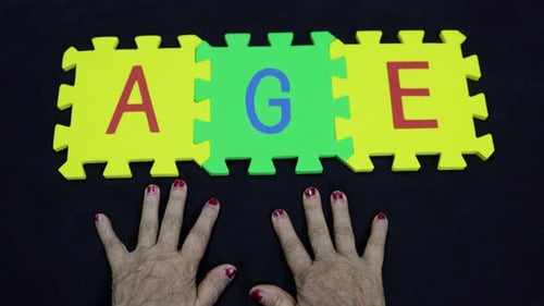concept du vieillissement ou de la vieillesse présenté avec des mains ridées et des lettres AGE