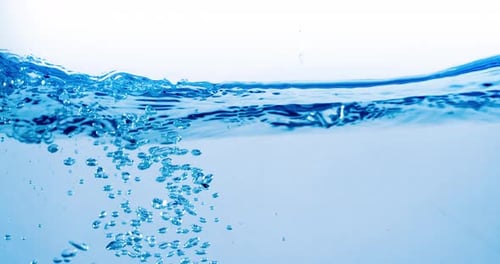 Viele Blasen im Wasser aus nächster Nähe, abstrakte Wasserwelle mit Blasen in Zeitlupe