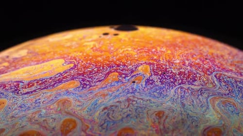 Abstrakte, chaotische Regenbogen-Textur in der Seifenblasen-Makro-Nahaufnahme
