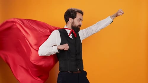 Un puissant majordome héros posant avec une cape