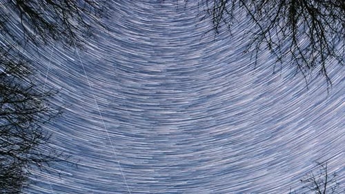 Sternlinien bewegen sich am Himmel