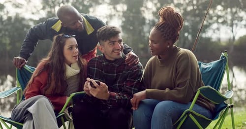 Acampamento, amigos e pessoas ao telefone na natureza em férias ao ar livre, férias e aventura