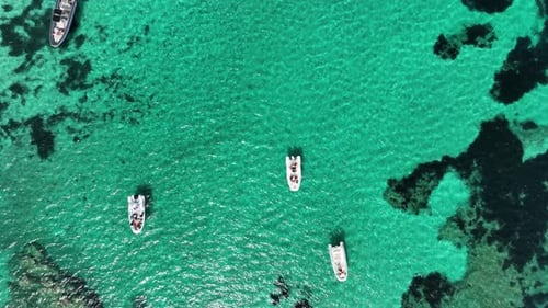 Vacances et loisirs. Vue aérienne sur un bateau rapide sur la mer Méditerranée bleue par une journée ensoleillée.