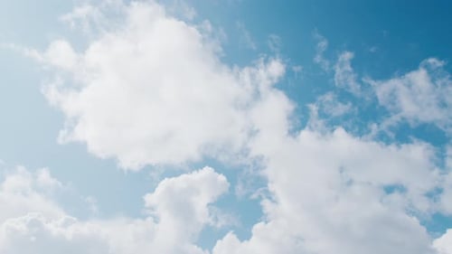 Ciel bleu d'été et fond de nuages blancs moelleux