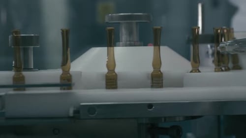 La industria mueve las botellas de medicamentos a lo largo de la línea de montaje, lo que garantiza un procesamiento eficiente