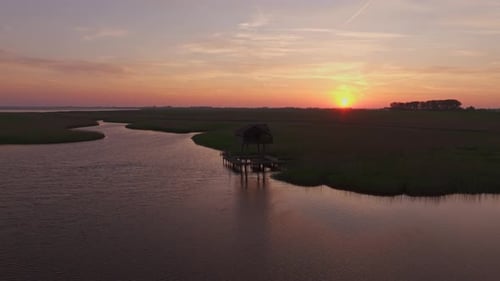 Vista aérea del amanecer sobre el mar de Wadden, Kiekkaaste, Países Bajos.