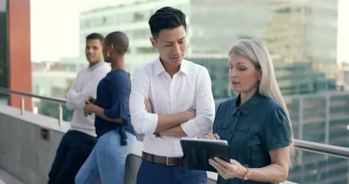 Аналитика данных, цифровое агентство или деловые люди с планшетом для общения