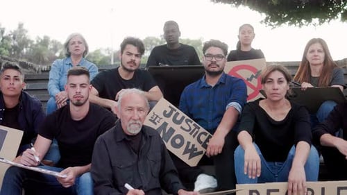 Multiethnische Menschen protestieren auf der Straße gegen die Finanzkrise — Publikumsmarsch für globale Inflationswirtschaft