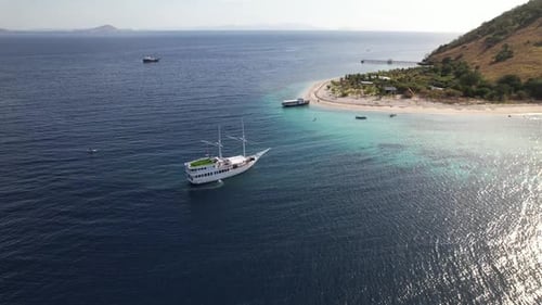 Isolated Island and Luxury Phinisi in Labuan Bajo Sailing Komodo National Park