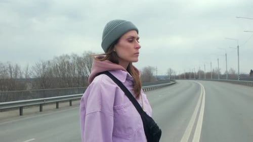 Personne seule, femme, restant sur la route