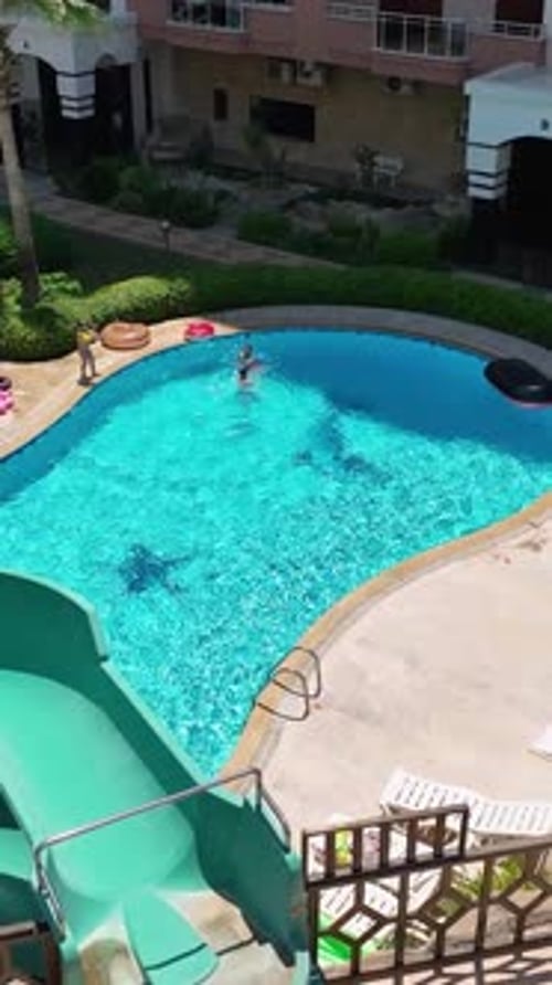 Vertical Video Aerial Bliss Neue Stadtviertel, die mit azurblauen Pools geschmückt sind