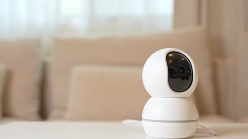 Eine CCTV-Kamera dreht sich nach links, um das Innere des Hauses aufzunehmen.