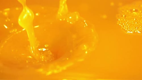 El zumo de naranja en cámara lenta se vierte a raudales con una transmisión filmada a 1000 fps