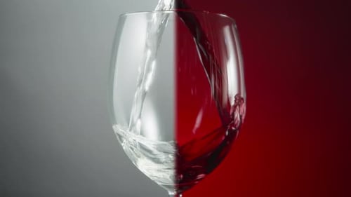 Vin blanc et rouge versé dans un verre