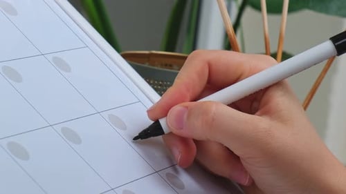 Weibliches, handgeschriebenes Wort URLAUB mit Marker auf dem Monatsplaner
