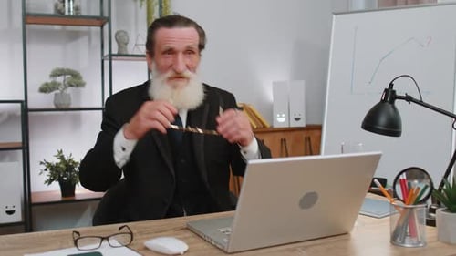 Glücklicher Geschäftsmann tanzt Siegestanz und feiert Feiertagsstart — Erfolg im Amt