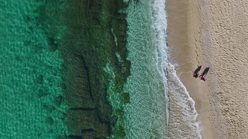 Luftvideo Kristallklares Wasser an einem sonnigen Winterstrand entlang der Mittelmeerküste aufgenommen