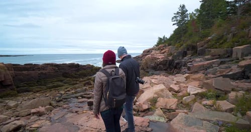 Pareja de pie en el acantilado de Rocky Beach, Mountain Hike National Park Active