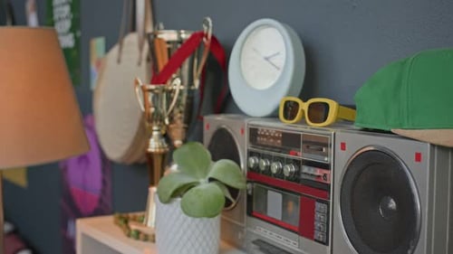 Étagère supérieure avec décor maximaliste dans une chambre d'adolescent confortable