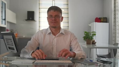 Le tuteur fait des vagues chaleureuses avant le cours, créant ainsi une ambiance professionnelle et amicale