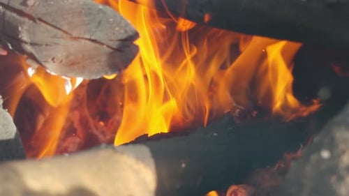 Gros plan filmé au ralenti d'un petit incendie.