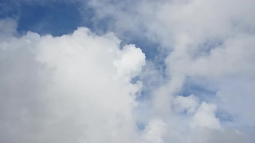 Lebendiger Zeitraffer flauschiger weißer Wolken, die am blauen Himmel schweben