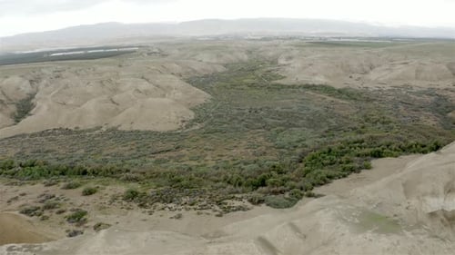 Nebenfluss des Jordans, südliches Jordantal, Israel — Drohnenaufnahme aus der Luft
