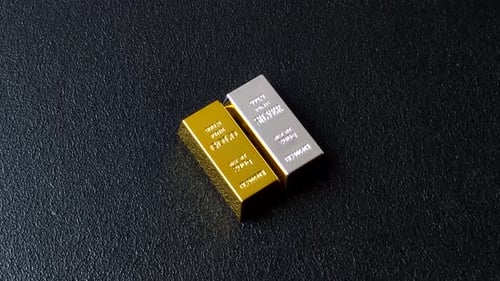 Gold- und Silberbarren oder Barren als Metalle für Banklagerung, Investitionen. Gold- und Silberbarren