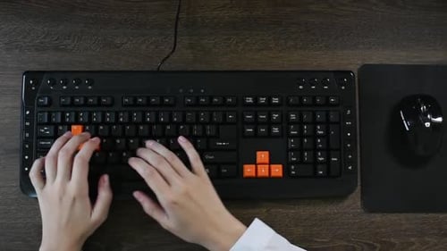 Person, die auf der Computertastatur tippt. Von zu Hause aus arbeiten, E-Mails schreiben, Internet nutzen.