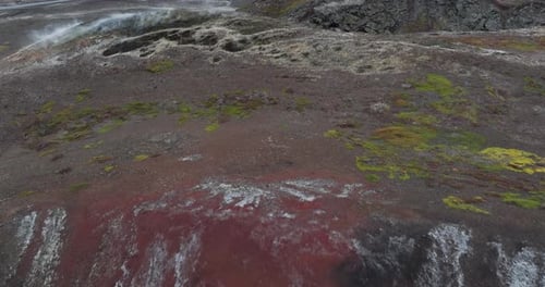 Eine atemberaubende Aufnahme fängt einen unbekannten Vulkan in der Nähe von Myvatn bei Reykjahlid auf Island ein und zeigt